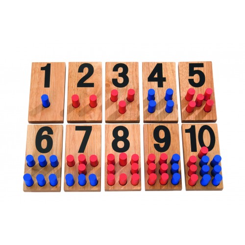 Nummernkarten aus Holz mit Stecknadeln